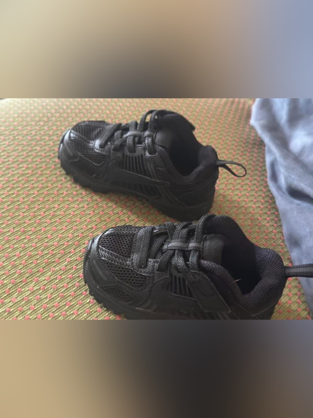 .. Nike Vomero 5….size: 6c